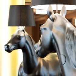 Lampe cheval dans le lobby de l'hôtel du Golf