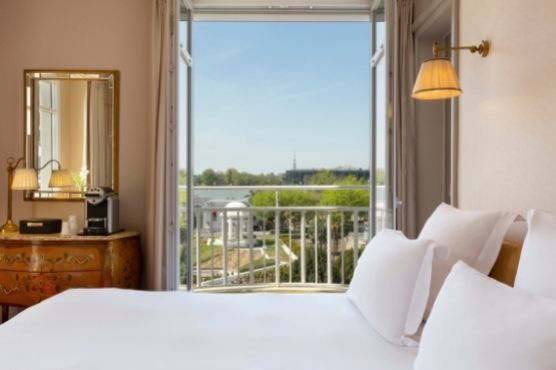 /content/dam/hotels/ENG/grand-hotel/carrousel-chambres/deluxe-cote-lac.jpg