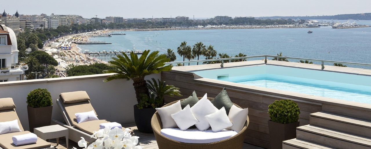 Vue sur la croisette à Cannes, piscine, hôtel Barrière le Majestic